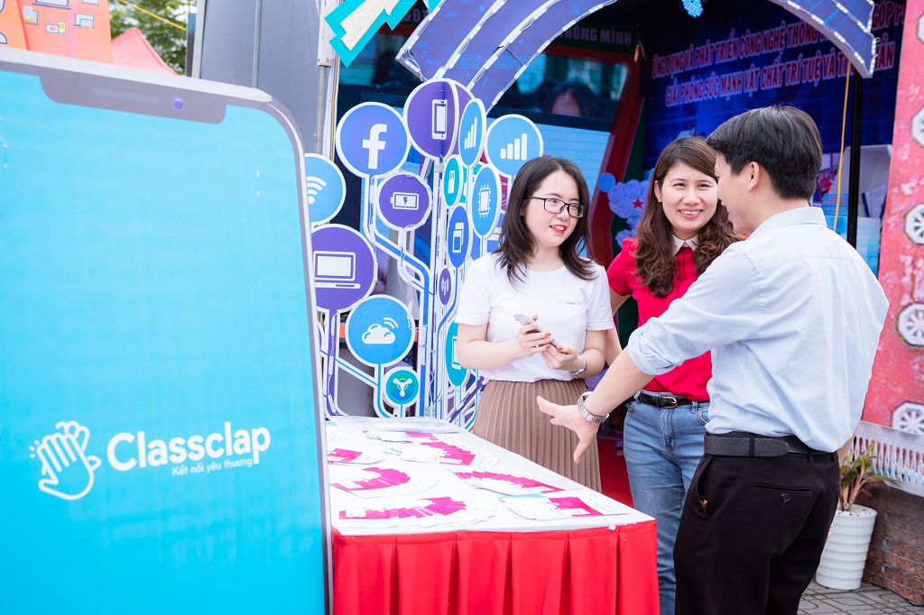 ClassClap classroom management application received the attention of teachers participating in the 5th Information Technology Festival of Hanoi Education and Training Department 2