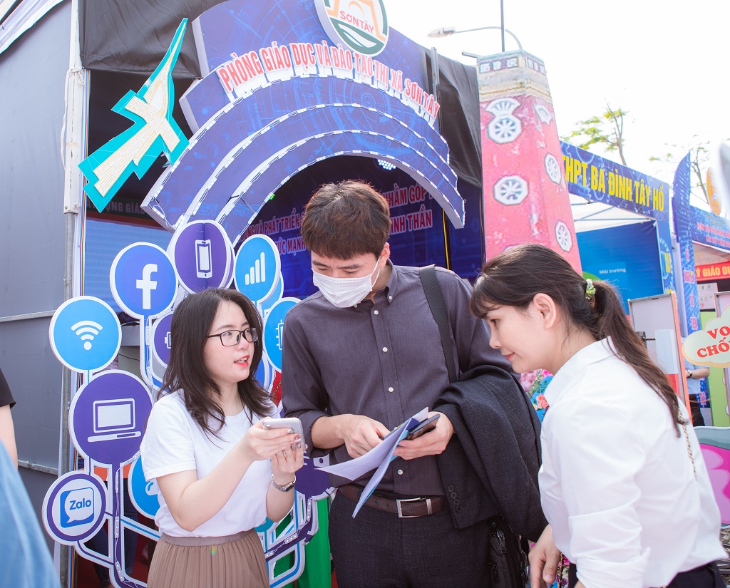 ClassClap classroom management application received the attention of teachers participating in the 5th Information Technology Festival of Hanoi Education and Training Department 3