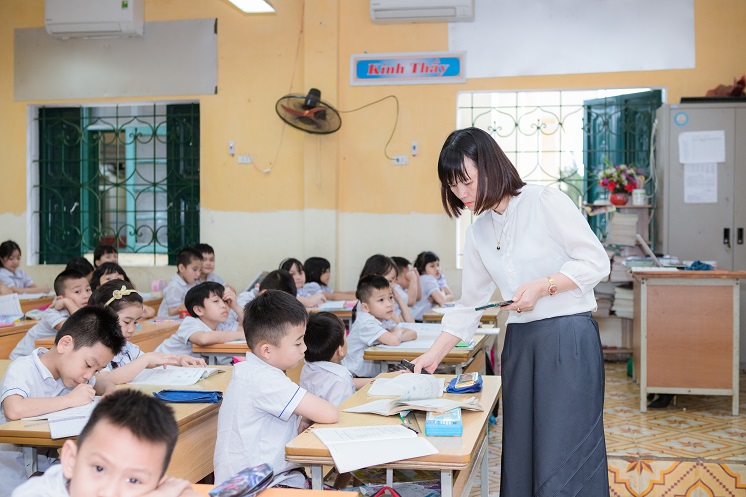 Giáo viên trường Tiểu học Sơn Đông (Sơn Tây - Hà Nội) sử dụng ứng dụng quản lý giáo dục ClassClap trong lớp học